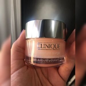 COPY - Clinique moisture surge